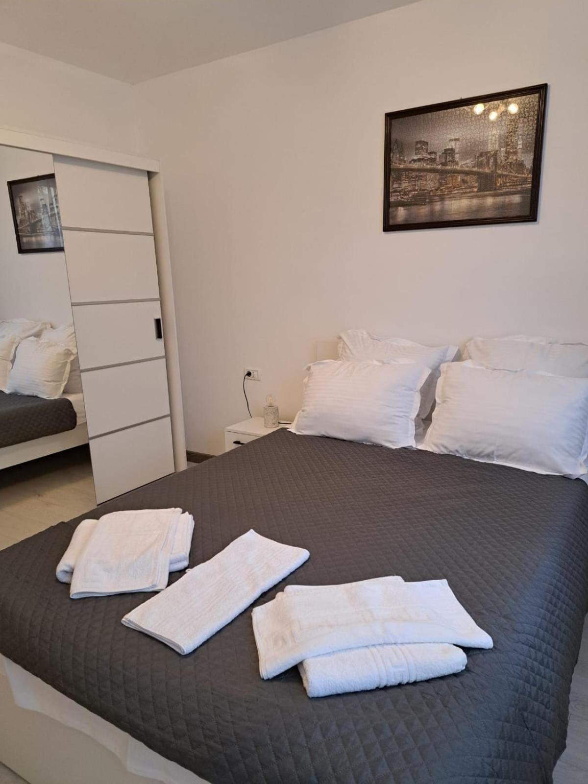 Mia Apartments Κραϊόβα Εξωτερικό φωτογραφία